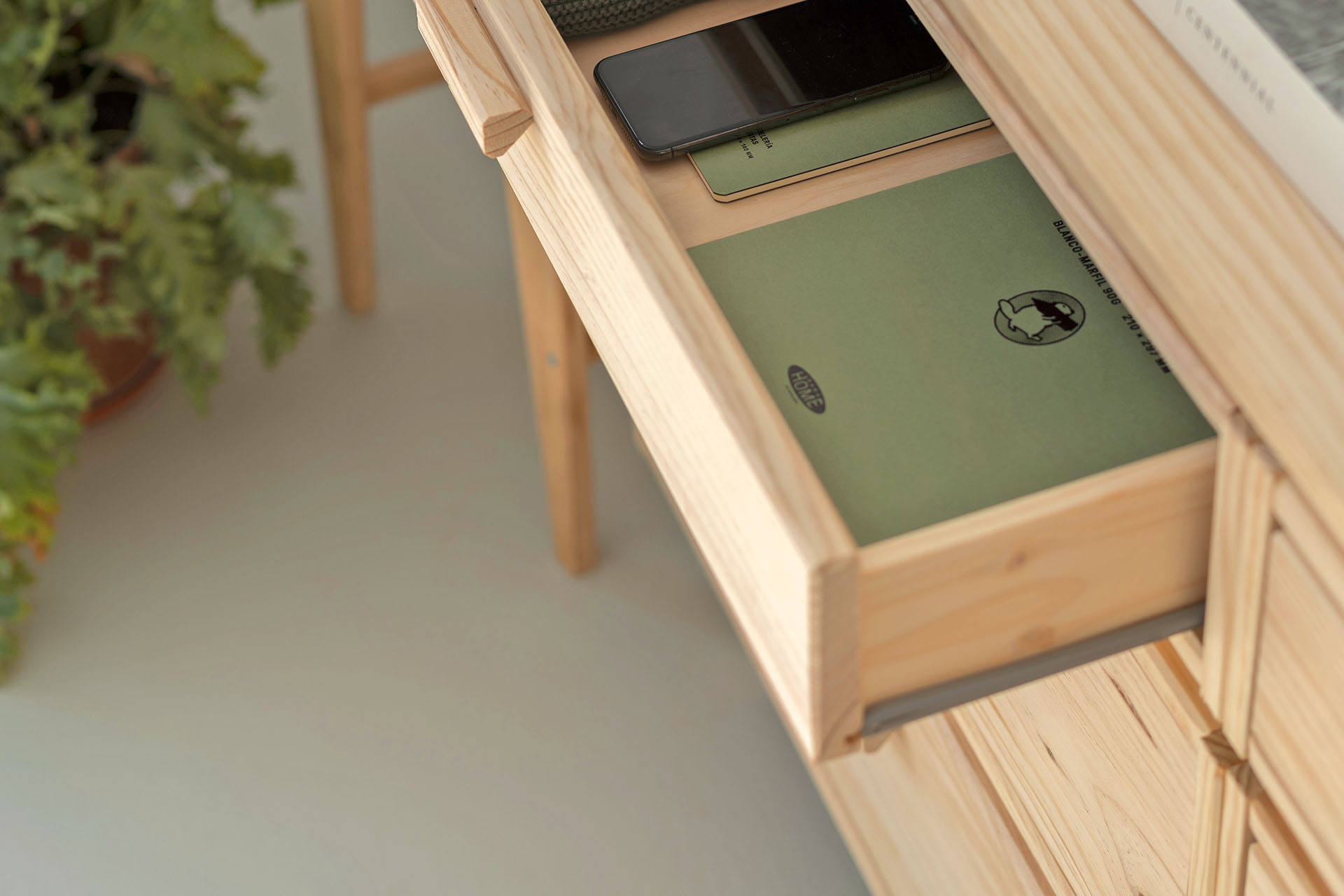 Imagen de ambiente 3 para:C&oacute;moda de madera para el dormitorio